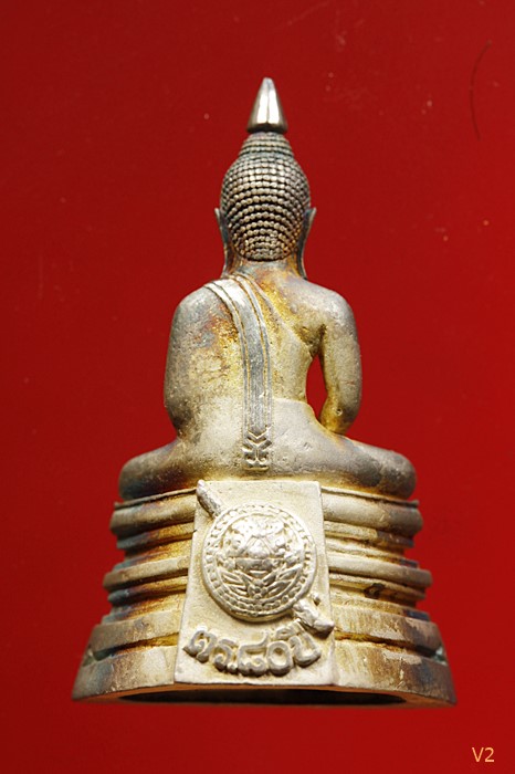 รูปหล่อหลวงพ่อโสธร กรมตำรวจ เนื้อเงินขัดเงา คอสามเส้น เห็นชัด ๆ ผิวเดิม ๆ พร้อมกล่องเดิม.../2