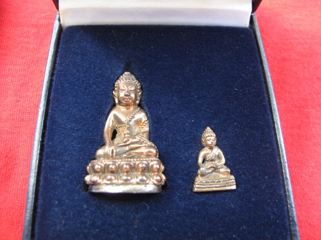 พระกริ่งพระชัยวัฒน์ สิริโสฬสทองคำ หลวงพ่อสิริ วัดตาล จ.นนทบุรี ปี 2540 ฐานเงิน ตอกโค๊ตและหมายเลข