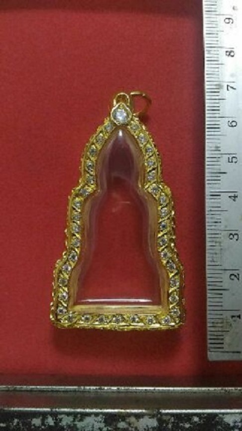 ตลับเงินขัดเงา ล้อมเพชร  ชุบทองแท้  ใส่พระหูยาน   เคาะเดียว