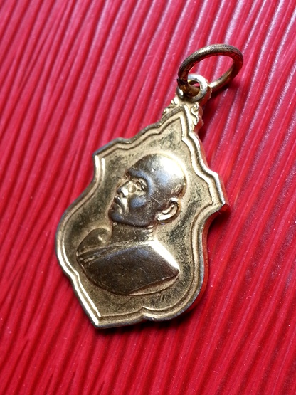 100 ฿ เหรียญหลวงพ่อแพ วัดพิกุลทอง จ.สิงห์บุรี " เนื้อกะหลั่ยทอง "