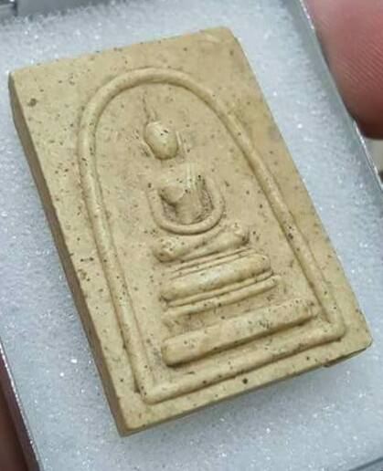 สมเด็จเข่าอุ วัดบ้านหนองหล่ม 2543 หลวงปู่หมุนปลุกเสก ปิ่นมุมขอบบนขวาบนและล่างนิดนึง