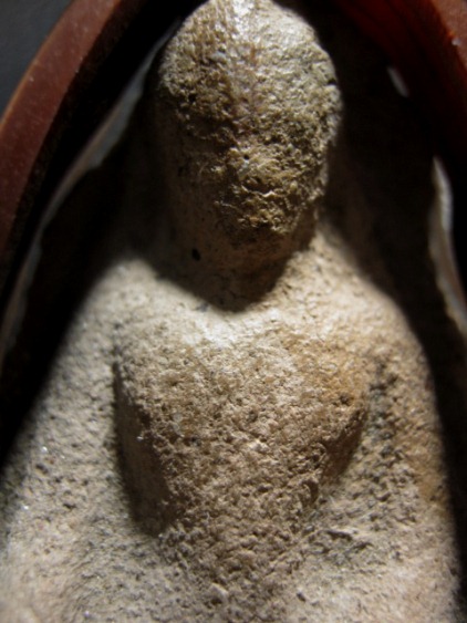 พระนางเขาหลวง เนื้อดิน กรุเขาหลวง จ.สุโขทัย มีเลี่ยมพลาสติกเปิดหน้าปิดหลัง