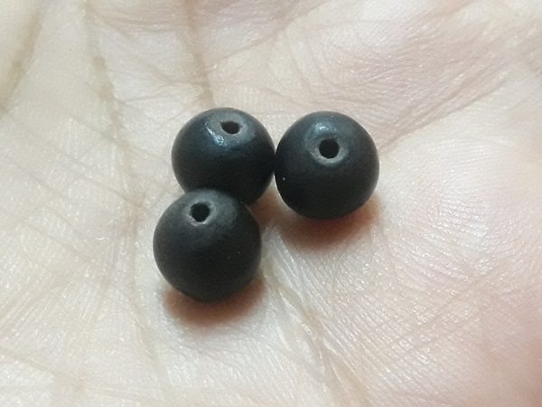 เม็ดประคำเสาร์ 5 ปี 43 รวม 3 เม็ด  หลวงปู่หมุน