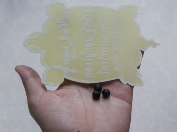 เม็ดประคำเสาร์ 5 ปี 43 รวม 3 เม็ด  หลวงปู่หมุน