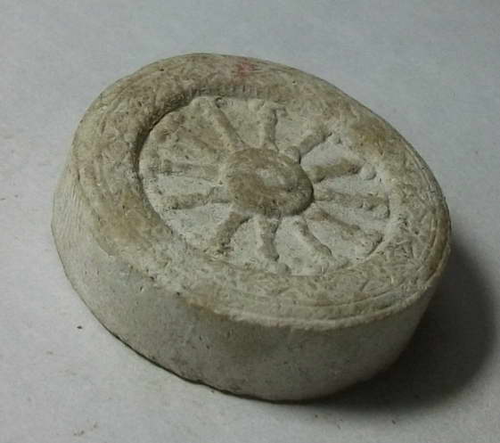 ธรรมจักรเนื้อผง หลังยันต์ ไม่ทราบสำนัก