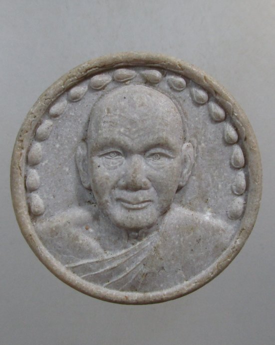 ๒๐ พระผงจันทร์ลอยหลวงพ่อเปิ่น วัดบางพระ หลังเสือ