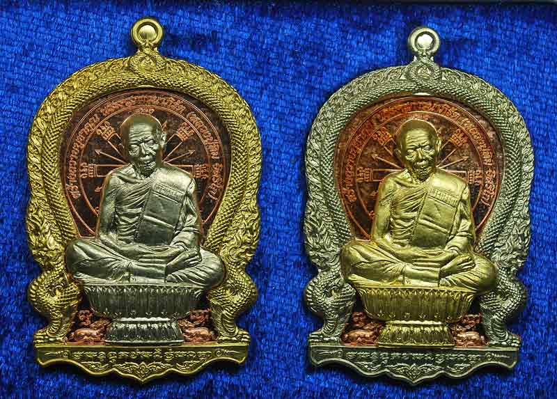 K2154เหรียญนั่งพานหลวงปู่ทิม รุ่น บูชาครู ๕๙ ชุดของขวัญ ( พานเงิน - พานทอง ) งานประกบ 3 ชิ้น หมายเลข