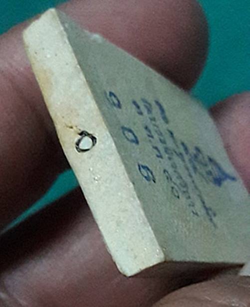 สมเด็จพระญาณสังวร วัดบวรนิเวศวิหาร " พระสมเด็จแช่น้ำมนต์ ฝังตะกรุด1ดอก หมายเลขประจำองค์พระ 906 "