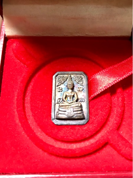 หลวงพ่อโสธร ประวัติศาสตร์ ๘๐ ปี กรมตำรวจ เนื้อเงินขัดเงาบางส่วน  จำนวนการสร้าง 50,000 องค์ 