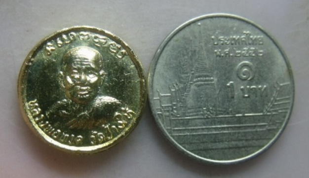 **วัดใจ**เหรียญกลมเล็ก หลวงปู่ทวด หลังอาจารย์ทิม เนื้อกะไหล่ทอง วัดช้างให้ จ.ปัตตานี ปี ๒๕๒๒**สวยๆ