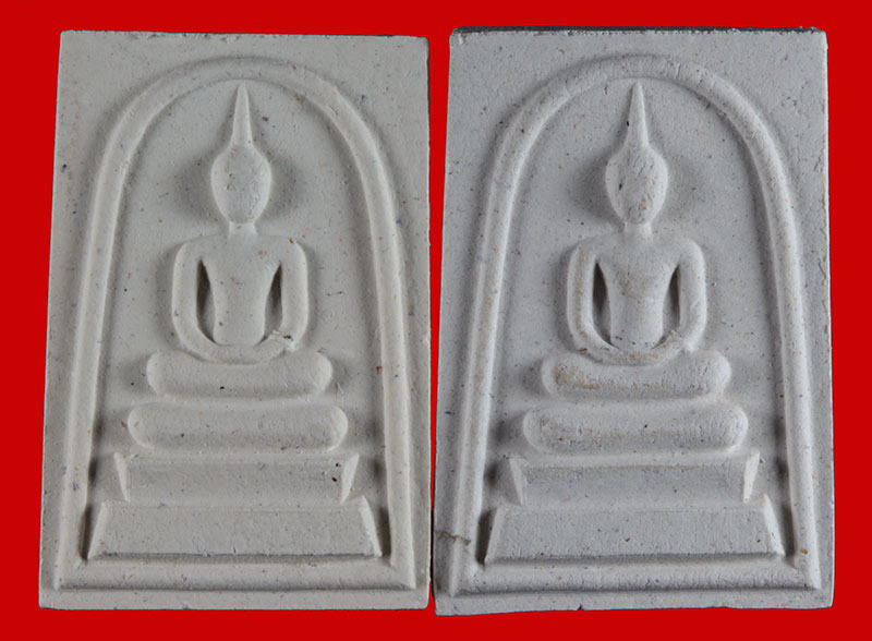 พระสมเด็จเจริญลาภ รุ่นแรก หลวงปู่คำพันธุ์ วัดธาตุมหาชัย จ.นครพนม ปี ๒๕๓๓  2 องค์ # 1