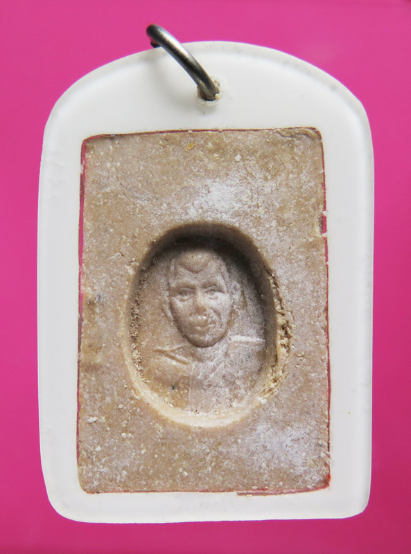 แม่นางกวักหลังรูปเหมือนหลวงพ่อเปิ่น(วัดบางพระ)พิมพ์ใหญ่ เนื้อผงน้ำมันปี 09 วัดโคกเขมา จ.นคนปฐม