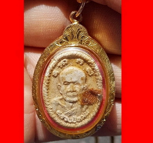 พระผงยันต์ดวงเศรษฐี เลี่ยมทองคำแท้พร้อมใช้ เตลือบแชลค ติดจัวร พระสวยคม เกลียวเต็มตามภาพครับท่าน