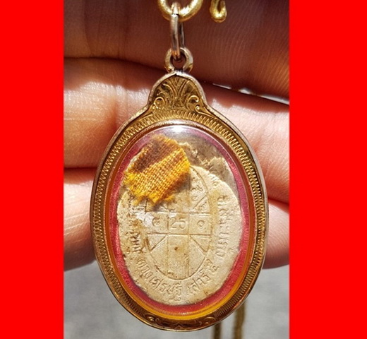 พระผงยันต์ดวงเศรษฐี เลี่ยมทองคำแท้พร้อมใช้ เตลือบแชลค ติดจัวร พระสวยคม เกลียวเต็มตามภาพครับท่าน