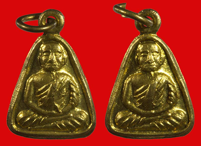 เหรียญจอบเล็กหลวงพ่อเงิน วัดบางคลาน ปี ๒๕๒๙ เนื้อกะไหล่ทอง 2 องค์ 