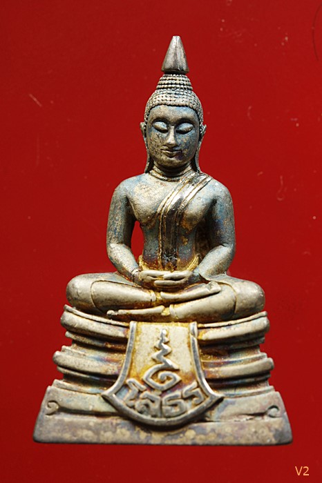 รูปหล่อหลวงพ่อโสธร กรมตำรวจ เนื้อเงินขัดเงา คอสามเส้น เห็นชัด ๆ ผิวเดิม ๆ พร้อมกล่องเดิม.../1