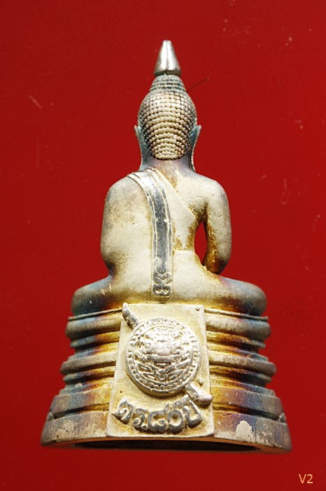 รูปหล่อหลวงพ่อโสธร กรมตำรวจ เนื้อเงินขัดเงา คอสามเส้น เห็นชัด ๆ ผิวเดิม ๆ พร้อมกล่องเดิม.../1