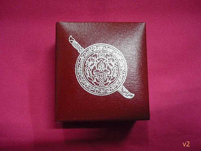 รูปหล่อหลวงพ่อโสธร กรมตำรวจ เนื้อเงินขัดเงา คอสามเส้น เห็นชัด ๆ ผิวเดิม ๆ พร้อมกล่องเดิม.../1