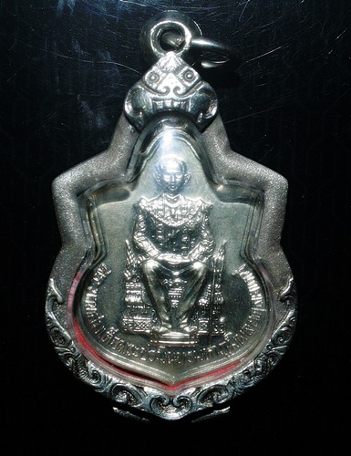 เหรียญในหลวงร.9 นั่งบัลลังค์ ปี36 เลี่ยมกรอบเงินแท้ สวยงามครับ