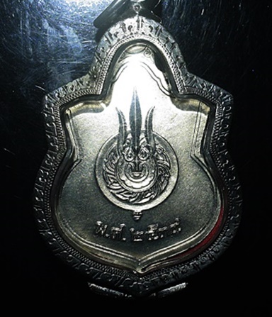 เหรียญในหลวงร.9 นั่งบัลลังค์ ปี36 เลี่ยมกรอบเงินแท้ สวยงามครับ