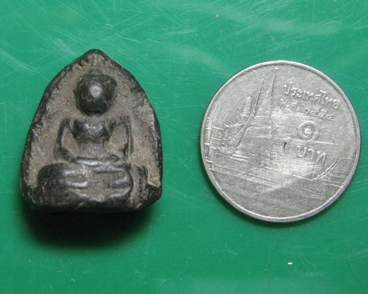 พระกรุเนื้อดิน สีดำ พิมพ์ ล.พ.โต