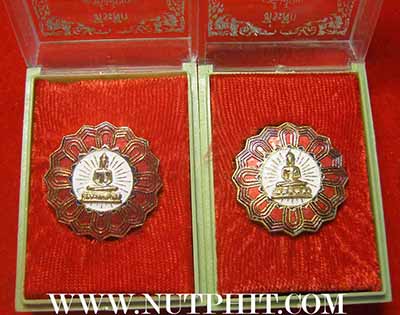 แพ็คคู่เข็มกลัดหลวงพ่อโสธรลงยาแท้เก่าแก่มาตั้งแต่ พ.ศ.๒๕๒๓ กริ๊บยันกล่อง*237