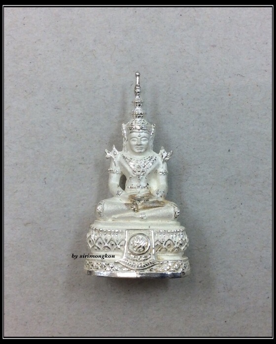 พระแก้วมรกต ภปร. ฉลอง 75พรรษา ในหลวง รัชกาลที่9 เนื้อเงิน ปี45 มีโค๊ด กล่องเดิม