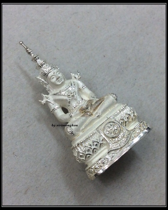 พระแก้วมรกต ภปร. ฉลอง 75พรรษา ในหลวง รัชกาลที่9 เนื้อเงิน ปี45 มีโค๊ด กล่องเดิม