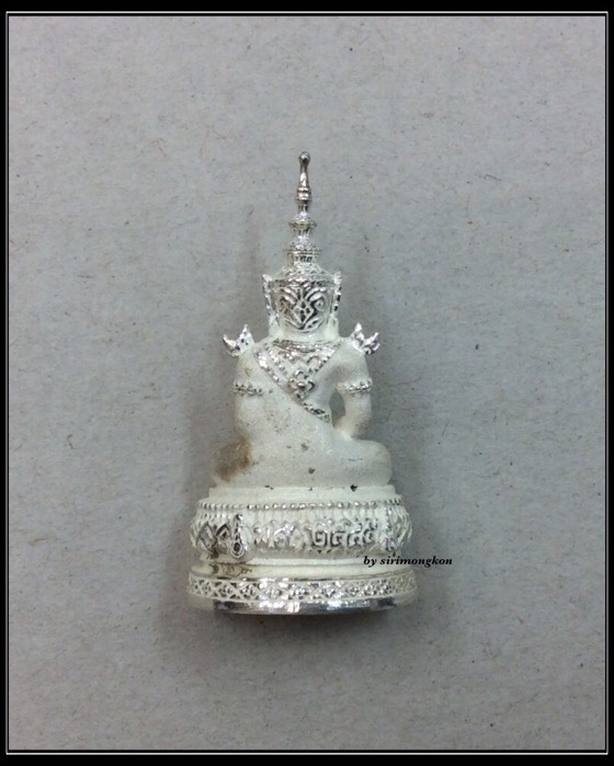 พระแก้วมรกต ภปร. ฉลอง 75พรรษา ในหลวง รัชกาลที่9 เนื้อเงิน ปี45 มีโค๊ด กล่องเดิม