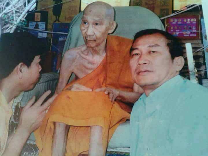 สมเด็จไม้งิ้วดําแกะ หลวงพ่อ เกษม เขมโก ปี 27 ปลุกพิธีรุ่นเสตุวารี แจกกรรมการจัด สร้างโดย ผู้ใหญ่ บุญ