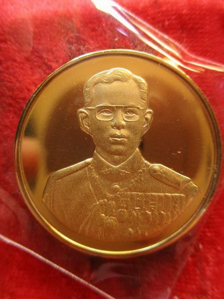 ชุบทองคำแท้๑๑๑วัดใจขาดทุนราคาวัด๑๑๑๑เหรียญในหลวงรัชกาลที่๙พิมพ์หน้าหนุ่มเนื้อทองแดงผิวไฟเดิมๆบล็อกกอ