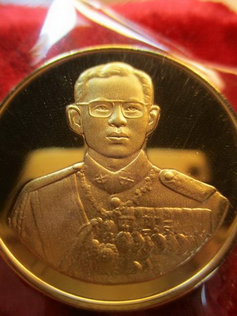 ชุบทองคำแท้๑๑๑วัดใจขาดทุนราคาวัด๑๑๑๑เหรียญในหลวงรัชกาลที่๙พิมพ์หน้าหนุ่มเนื้อทองแดงผิวไฟเดิมๆบล็อกกอ