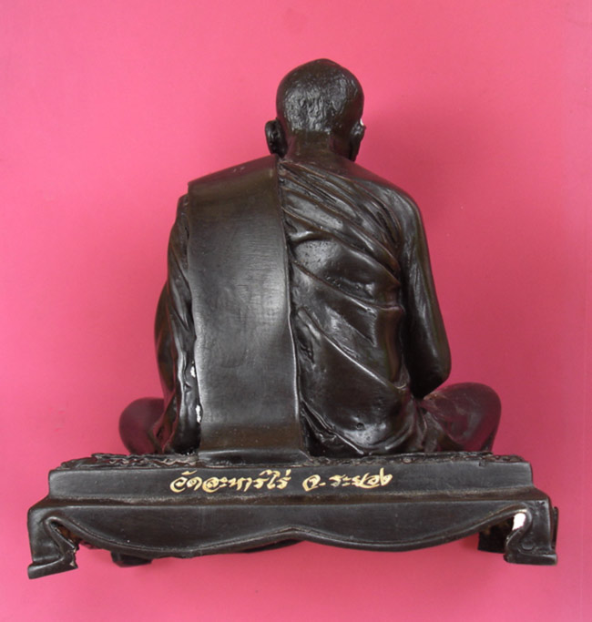 พระบูชารูปเหมือนหลวงปู่ทิมวัดละหารไร่ ปี 2557 ใต้ฐานบรรจุผงพรายกุมาร หน้าตัก 5 นิ้วครับ 