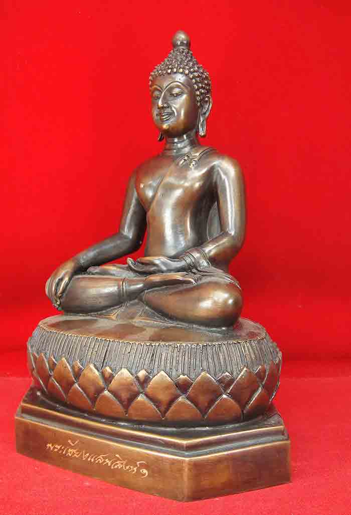 พระพุทธรูปศิลปะแบบสมัยเชียงแสน ขนาดหน้าตัก 5 นิ้ว สูง 9.5 นิ้ว ฐาน 5.2 x 7 เนื้อทองเหลืองรมมันปู ใต้