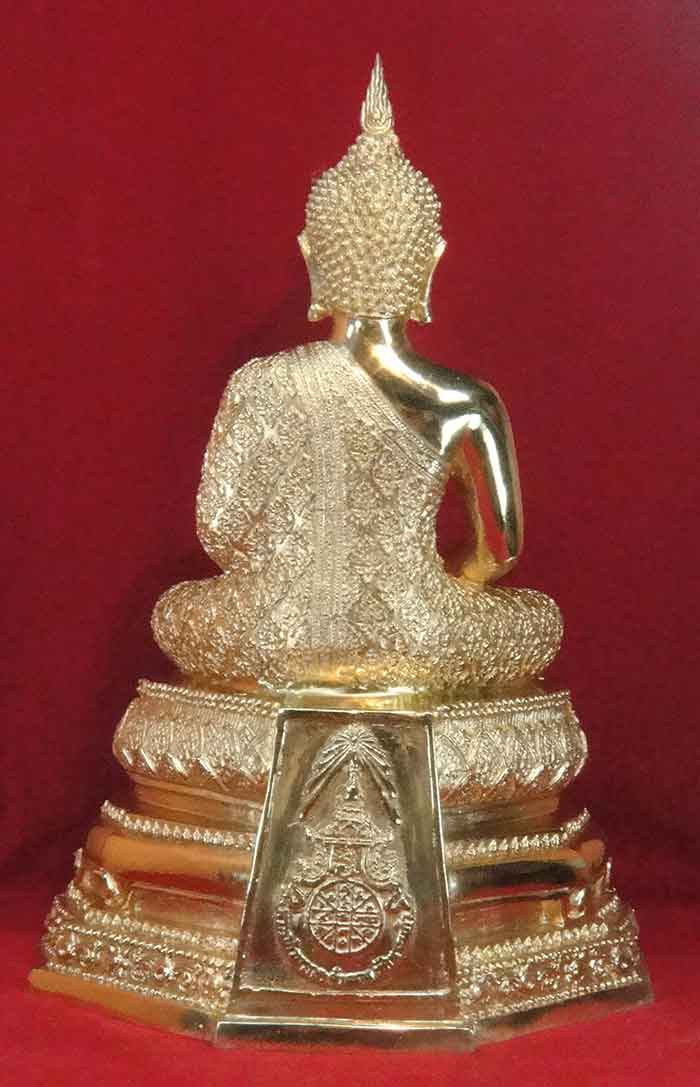 พระแก้วมรกต ทรงเครื่องฤดูฝน เนื้อทองเหลืองขัดมัน ขนาดตั้งบูชาองค์ใหญ่ หน้าตัก 7 นิ้ว นิ้ว ฐานกว้าง 1