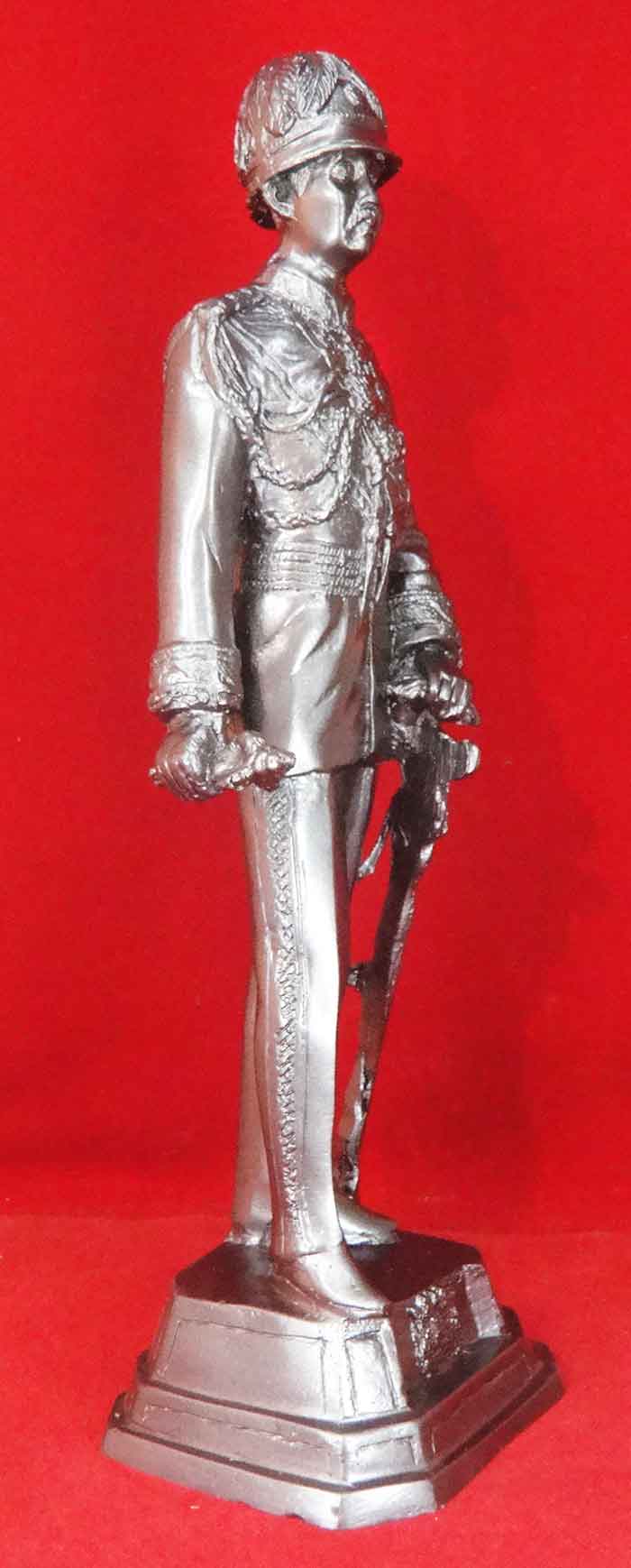  พระบาทสมเด็จพระจุลจอมเกล้าเจ้าอยู่หัว ประทับยืน เนื้อทองเหลืองรมดำ หน้าตัก 5 นิ้ว 