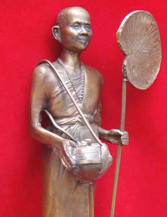 พระบูชาครูบาเจ้าศรีวิชัยยืนถือไม้เท้า ถือบาตร ฐาน 3.5 นิ้ว สูง 13 นิ้ว เนื้อทองเหลืองรมดำ ผิวหิ้งเดิ