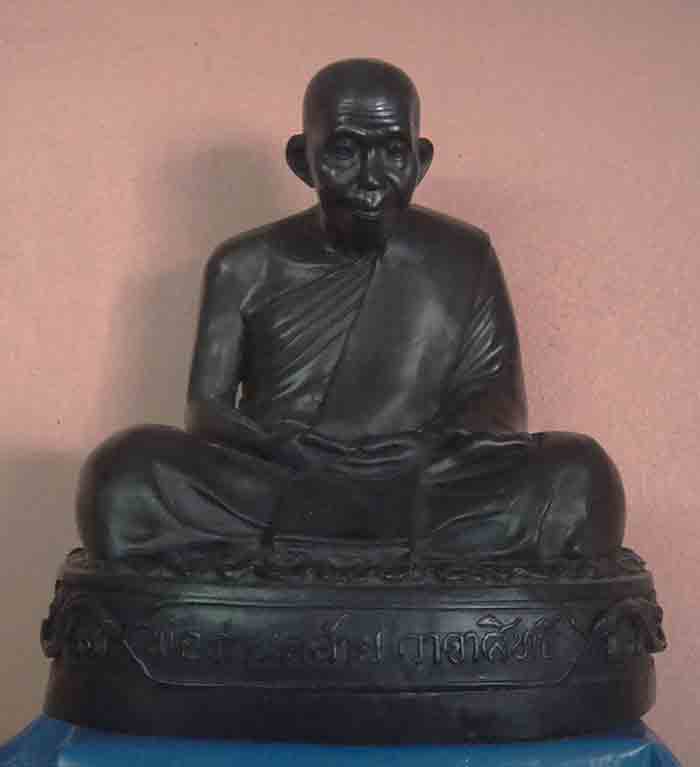 พ่อท่านคล้าย วาจาสิทธิ์ วัดพระธาตุน้อย นครศรีธรรมราช ขนาดหน้าตัก  9 นิ้ว สูง 11.5 นิ้ว เนื้อทองเหลือ