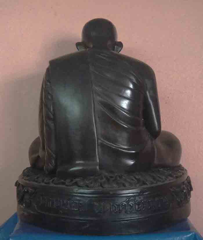 พ่อท่านคล้าย วาจาสิทธิ์ วัดพระธาตุน้อย นครศรีธรรมราช ขนาดหน้าตัก  9 นิ้ว สูง 11.5 นิ้ว เนื้อทองเหลือ