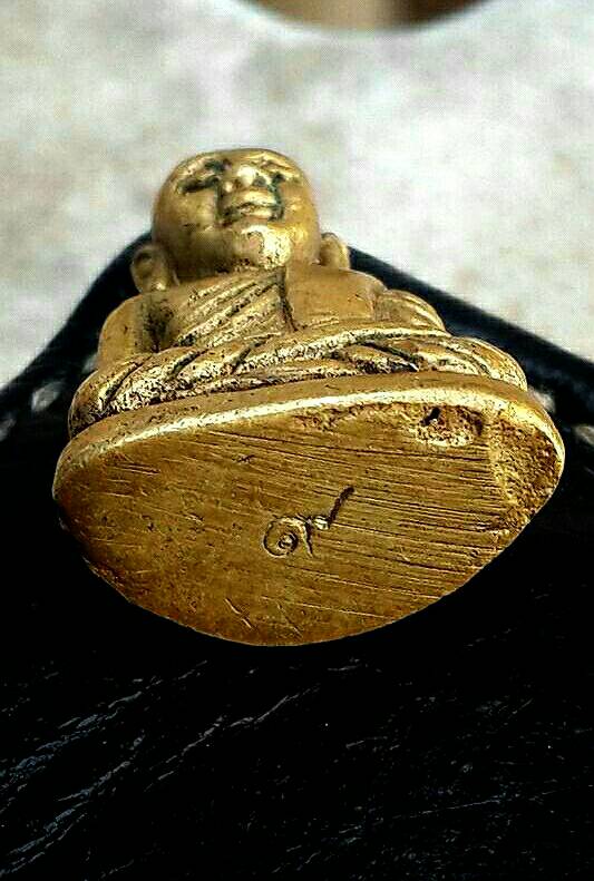 รูปหล่อหลวงพ่อเงินเล็กตอกโค๊ด 9 ใต้ฐาน