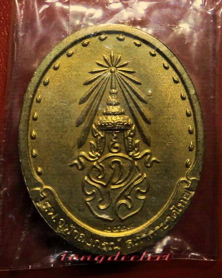 เหรียญสมเด็จพระญาณสังวร วัดบวรนิเวศวิหาร รุ่น 2 ปี 2529 กะไหล่ทอง สวยมากค่ะ