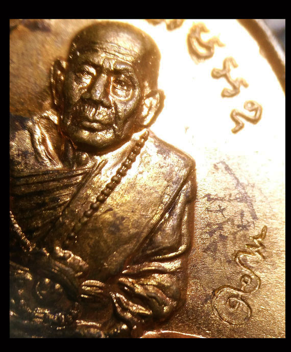 เหรียญรุ่นแรก มนต์พระกาฬ หลวงปู่หมุน วัดบ้านจาน ปี42 จมูกโด่งๆ ผิวไฟแดงๆ เดิมๆ ไม่ผ่านการใช้ ทุกจุด 