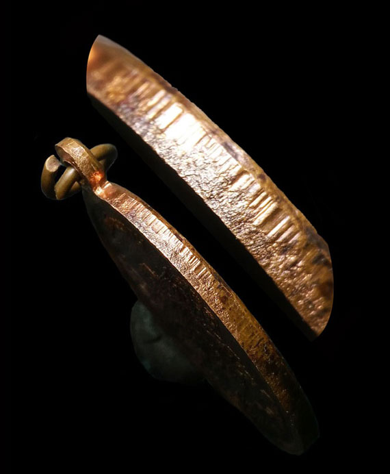 เหรียญรุ่นแรก มนต์พระกาฬ หลวงปู่หมุน วัดบ้านจาน ปี42 จมูกโด่งๆ ผิวไฟแดงๆ เดิมๆ ไม่ผ่านการใช้ ทุกจุด 