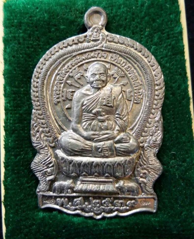 เหรียญนั่งพานหลวงปู่ทิม วัดพระขาว ปี 2539 รุ่น เจริญพร ร่ำรวยเงินทอง เนื้อตะกั่ว...(เคาะเดียวครับ)