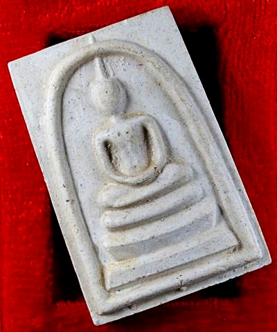 พระสมเด็จวัดระฆัง รุ่น ๒๑๔ ปีเกิด พิมพ์ใหญ่นิยม เกศทะลุซุ้ม สร้างปี พ.ศ. ๒๕๔๕ พร้อมกล่องเดิม