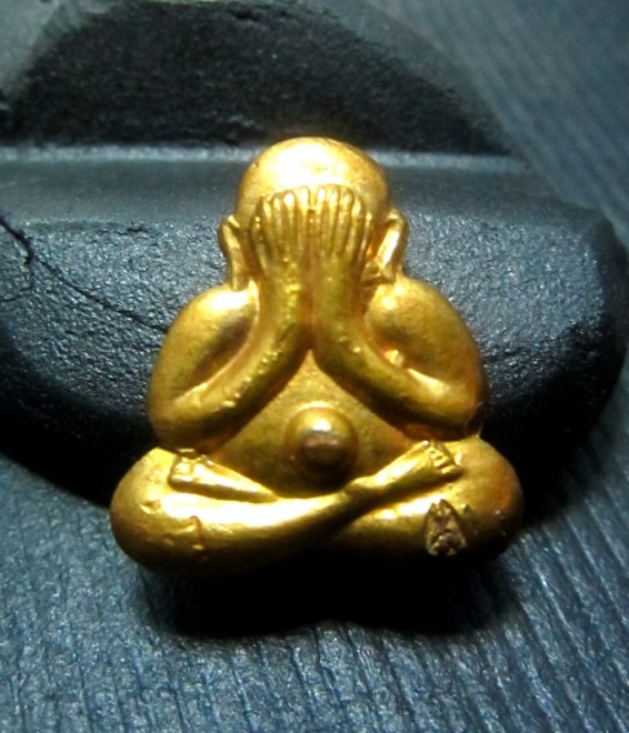 พระปิดตาหลังรูปเหมือน เนื้อกะไหล่ทองกรรมการ สร้าง 2000 องค์