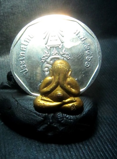 พระปิดตาหลังรูปเหมือน เนื้อกะไหล่ทองกรรมการ สร้าง 2000 องค์