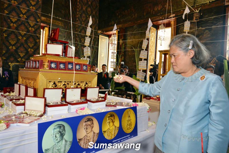 	 เหรียญพระบรมรูปพระบาทสมเด็จพระเจ้าอยู่หัว ที่ระลึก ๑๐๐ ปี รพ.จุฬาฯ เนื้อเงิน # 3