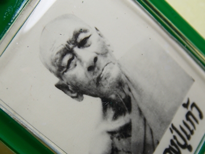 รูปถ่ายขาวดำต้นแบบเหรียญรุ่นแรก ปี18   ขนาด 3x4ซม.หลังปั๊มยันต์ เก่า สวย เลี่ยมเดิม