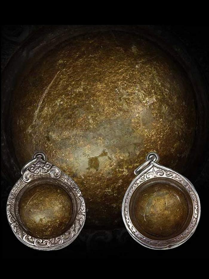 (7) ลูกอมผงพรายกุมาร เนื้อขาวชุบบรอนซ์น้ำมัน ขนาด 1.6 ซม. สภาพบรอนซ์ทอง 70% พร้อมเลี่ยมทอง